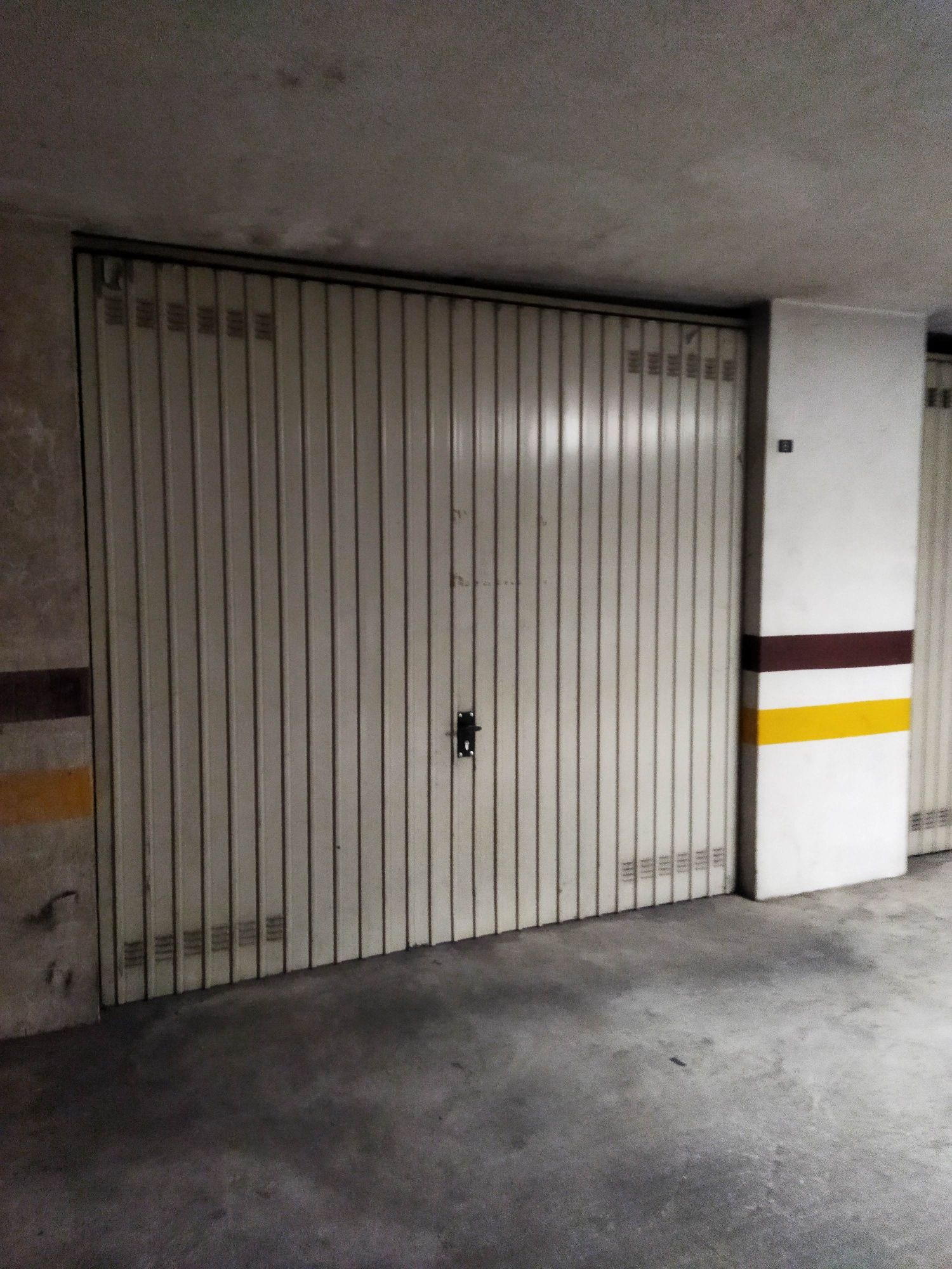Garagem box parqueamento storage arrecadação armazém ao lado aeroporto