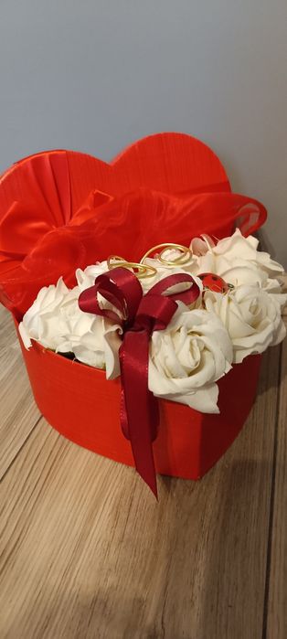 Flower box serce, białe róże