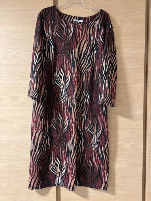 Elegancka sukienka do pracy rozm 50 bordowo beżowa