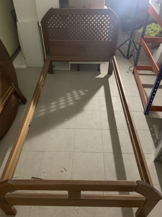 Cama de solteiro em madeira maciça