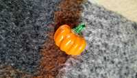 Jesienna broszka przypinka dynia z cyrkoniami