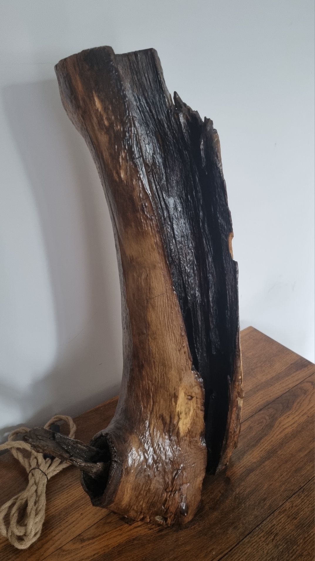 Lampa z drewna ręcznie robiona