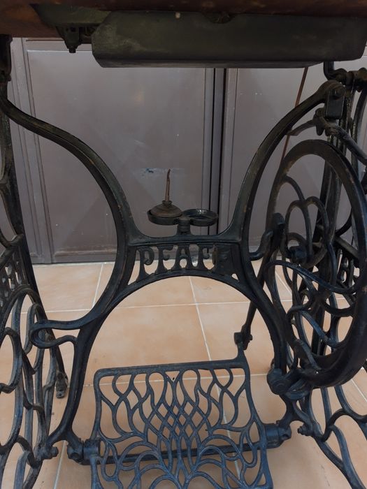 Máquina de costura PAFF antiga.