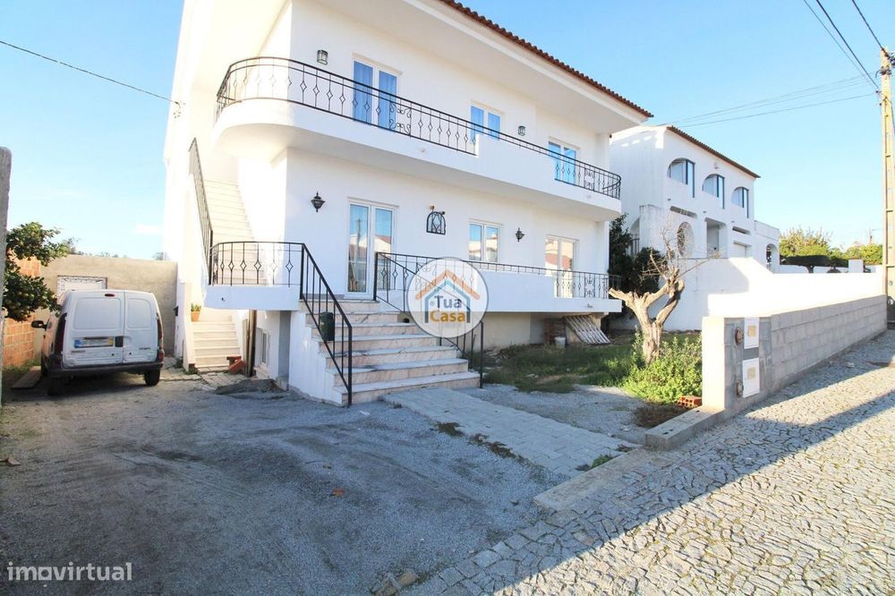 Moradia T4 com Cave, Piscina e Barbecue Exterior em Bairro de Moradias