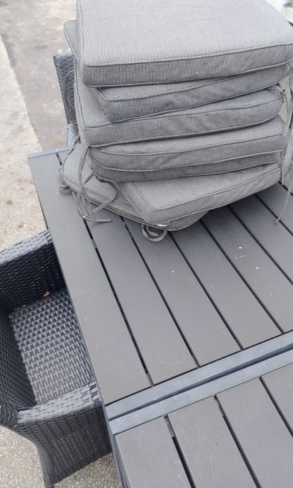 Komplet ogrodowy stół i 8 krzeseł