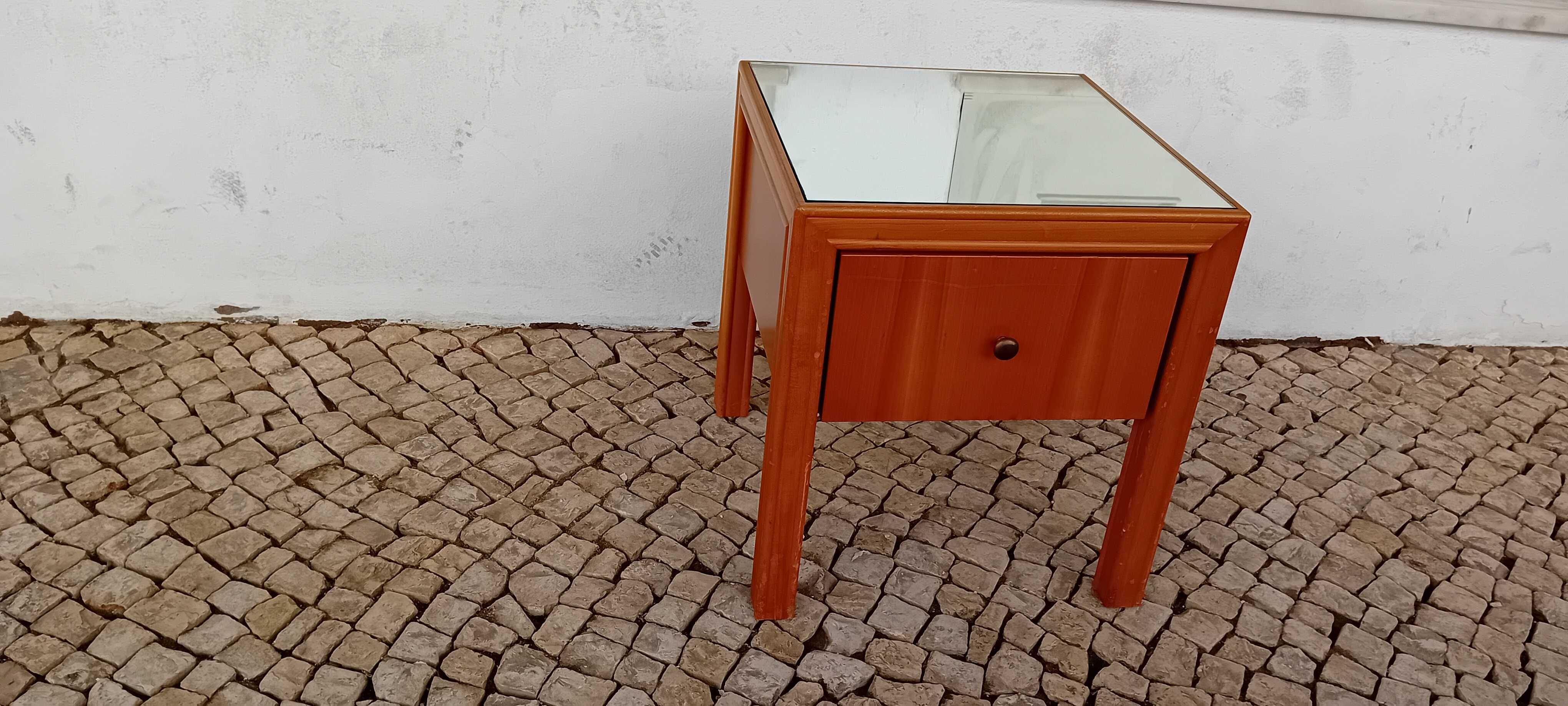 Baixa de preço! Mesas de cabeceira quadradas!