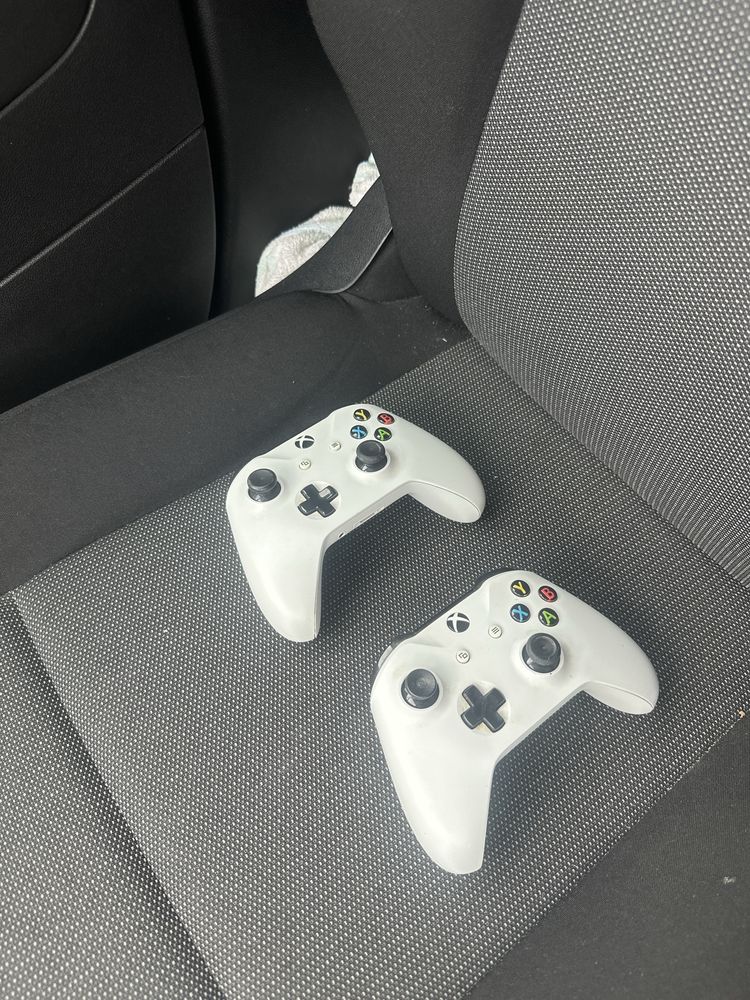 Xbox 2 pady i 8 gier