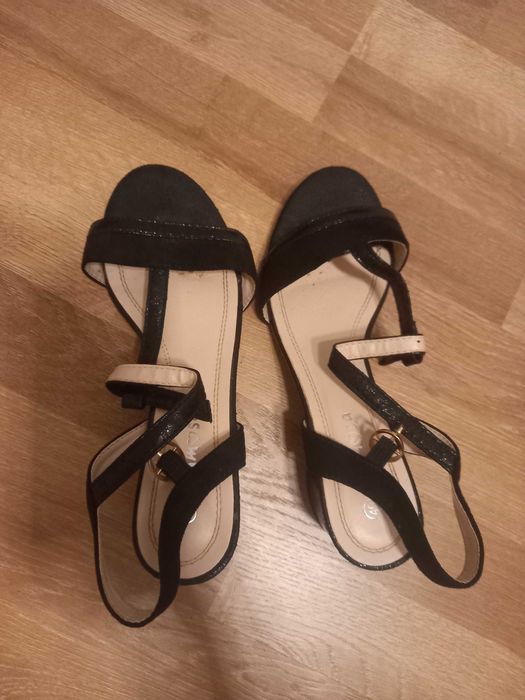 Sandálias pretas