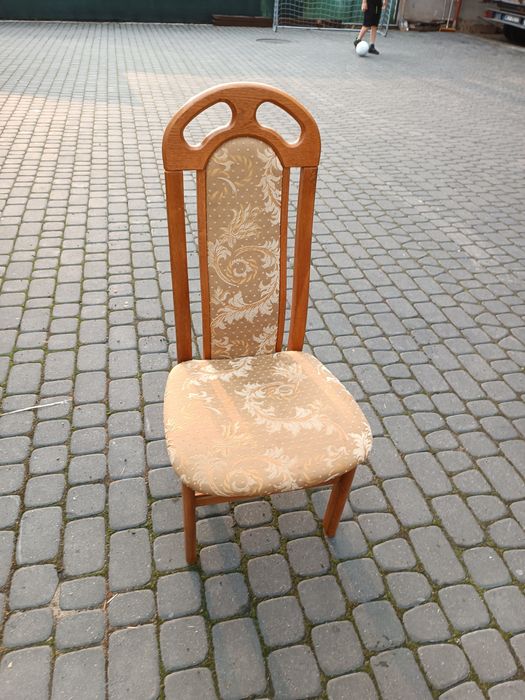 Krzesło drewniane.