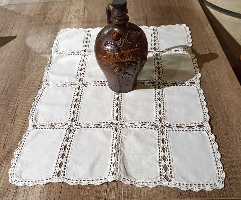 Napron Linho urdido e todo o trabalho de entremeio croché feito à mão
