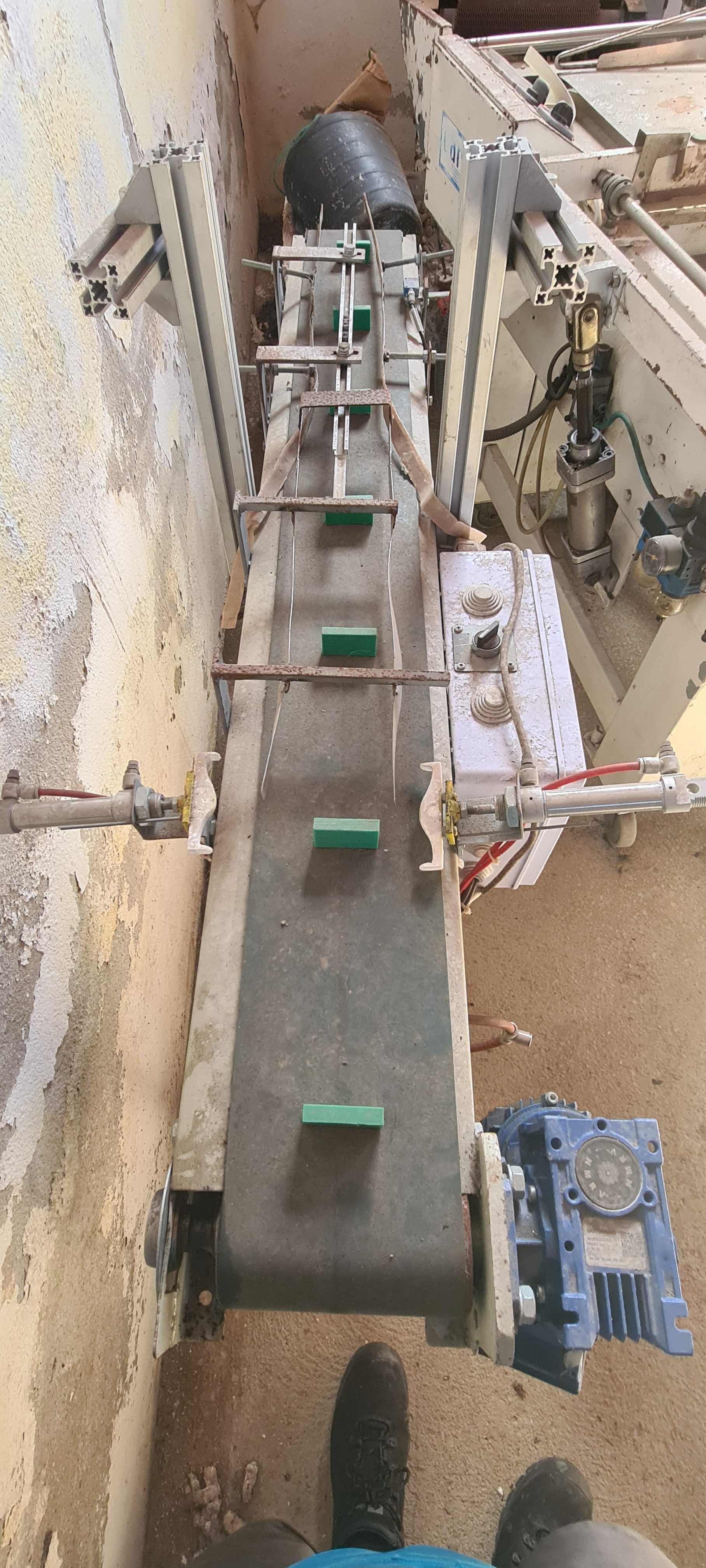 Maquina para fechar caixas de cartolina com cola a quente