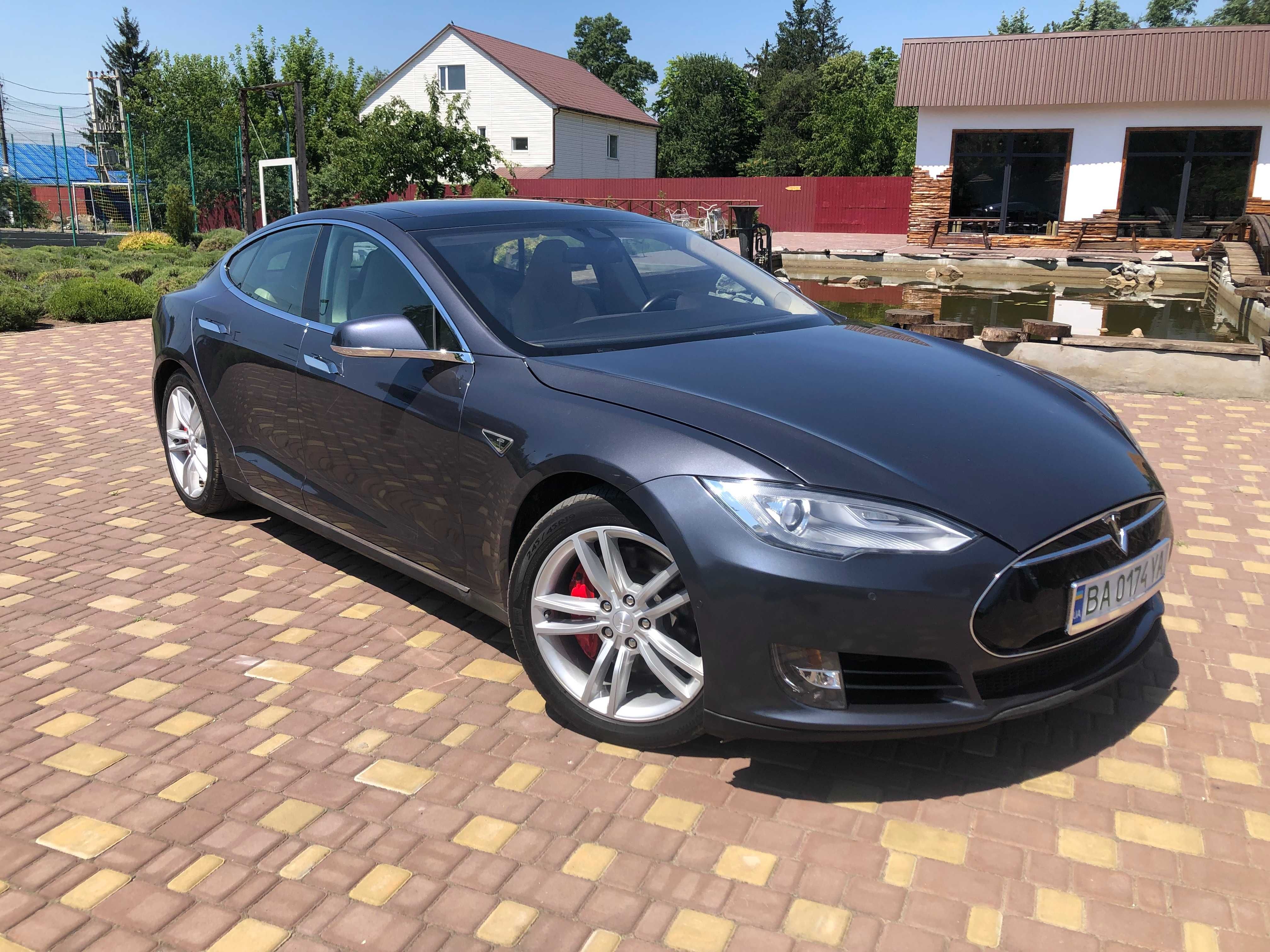 Tesla Model S P85D (700 к.с.)