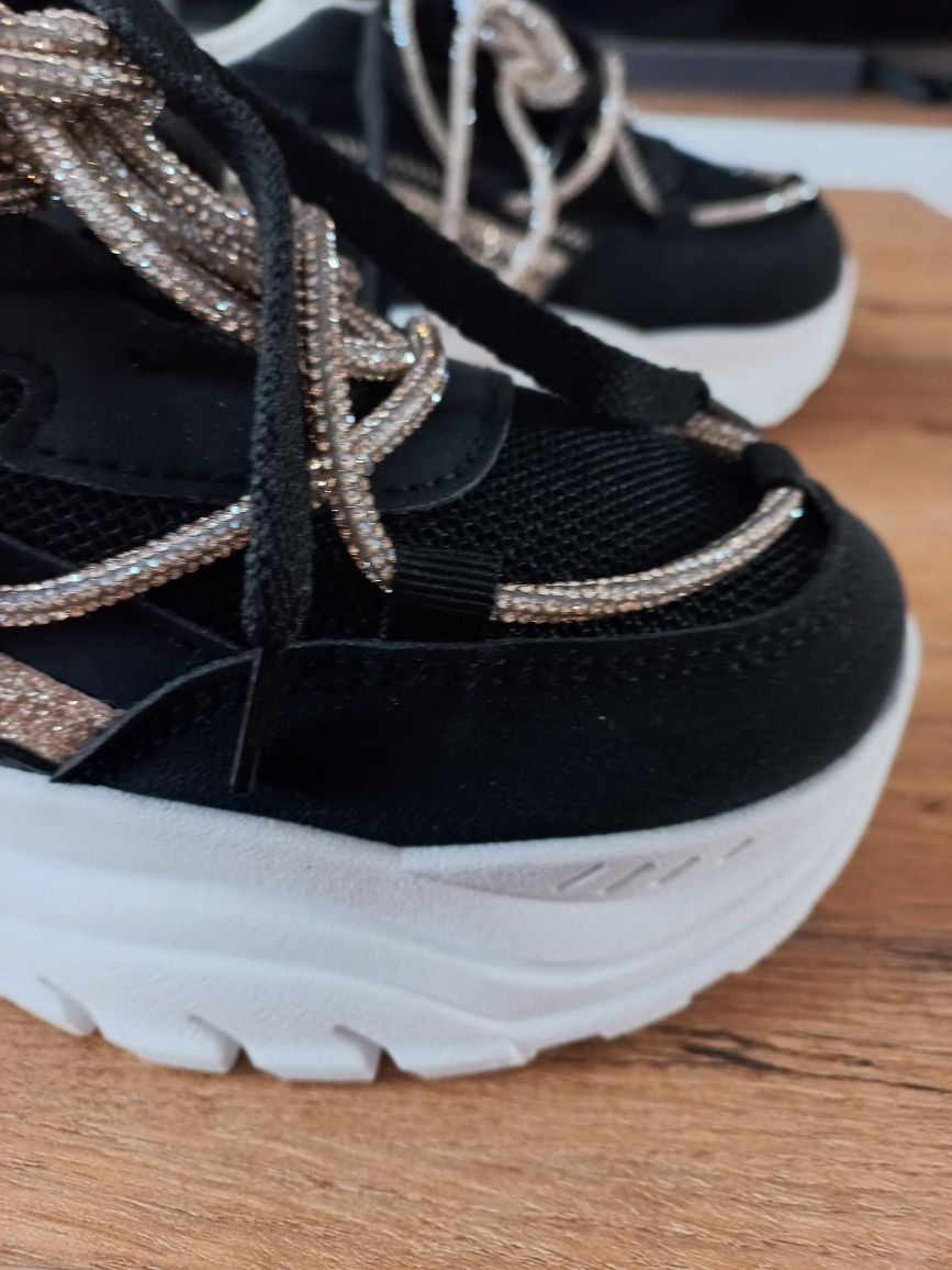 Buty sportowe na koturnie