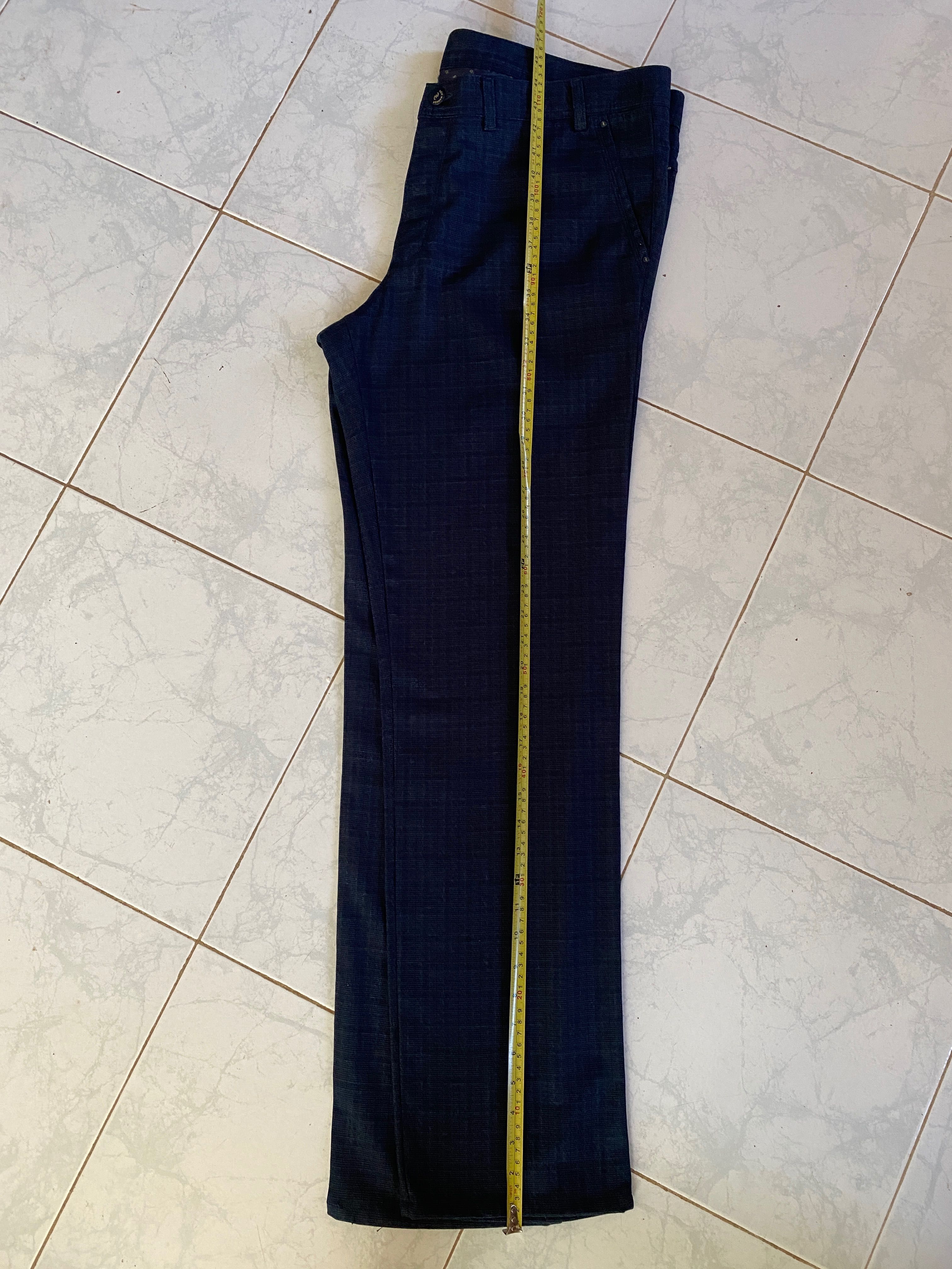 Calças elegantes azul-escuras aos quadrados. W38 L34