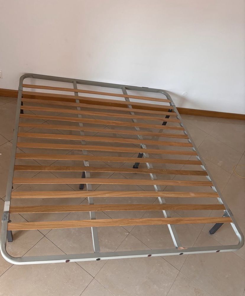 Cama casal, estrado e 2 mesas cabeceira (sem colchão)