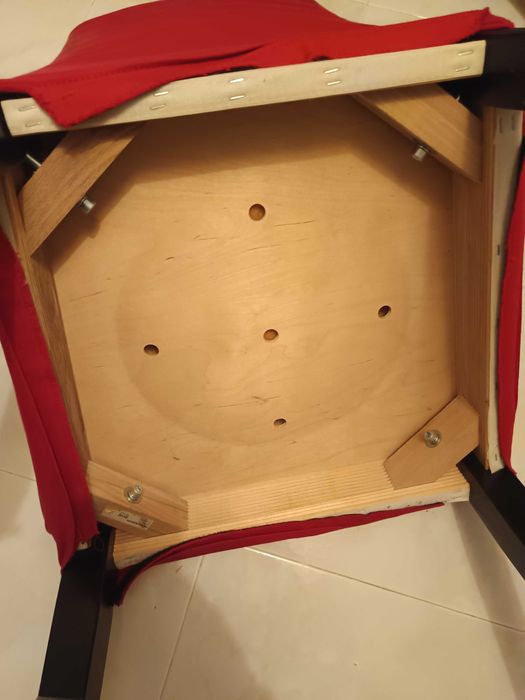 Conjunto de 4 cadeiras IKEA modelo Henriksdal inclui capa vermelha