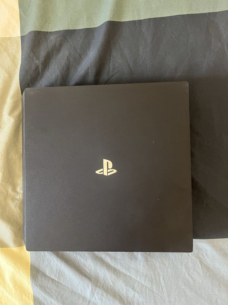 PS4 Pro em ótimas condições + Comando PS4