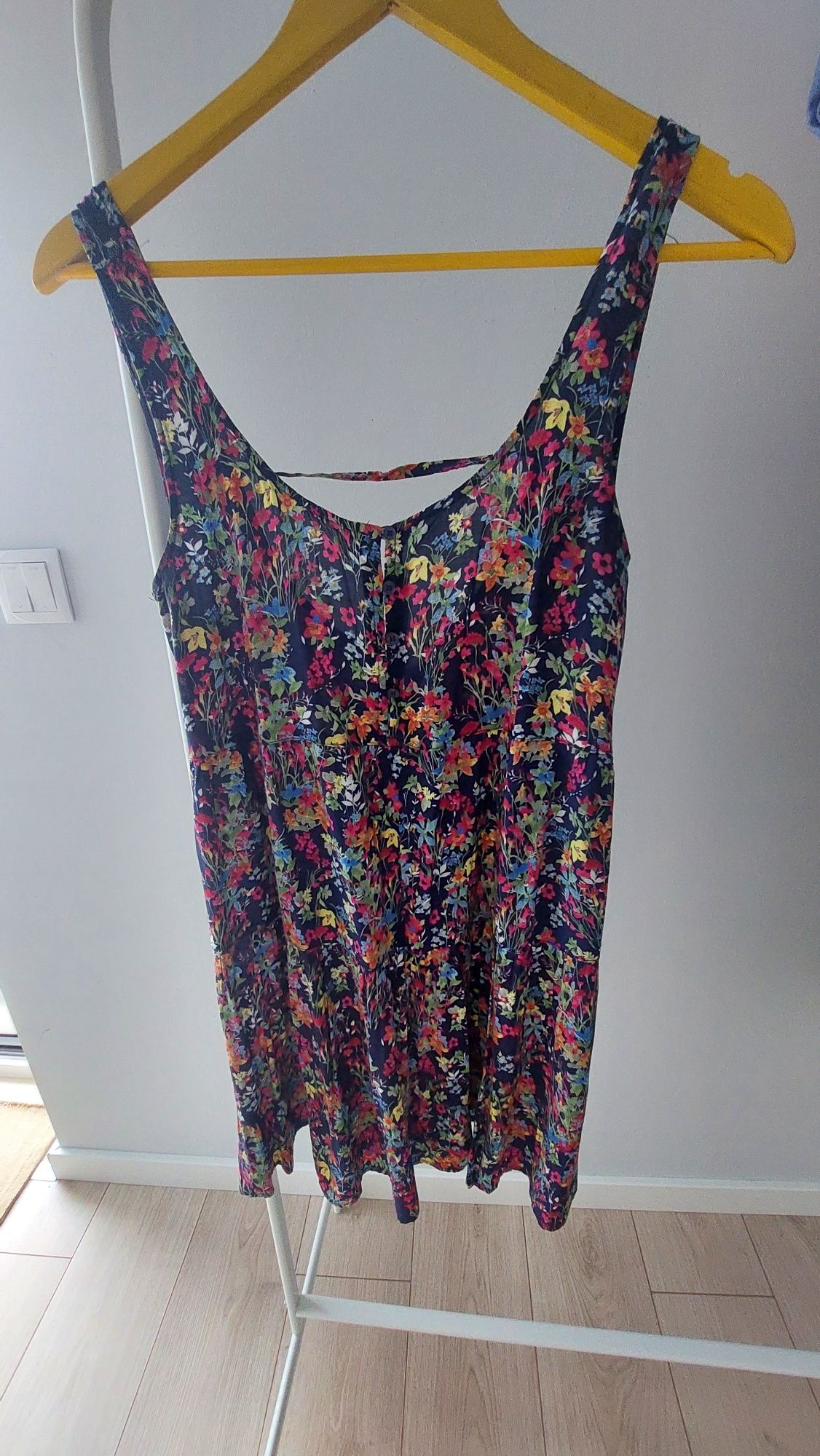7Peças (3 Blusas e 4 vestidos tamanho M como novos)por 16€.
