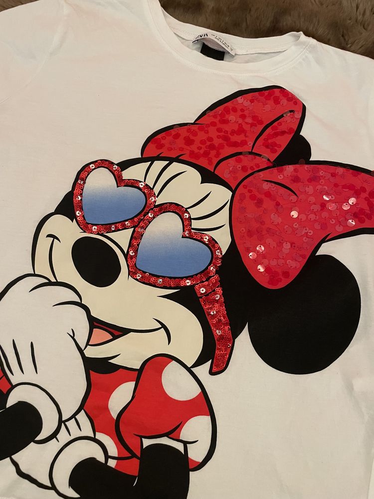 T-shirt branca com a Minnie estampada com lantejoulas da Zara