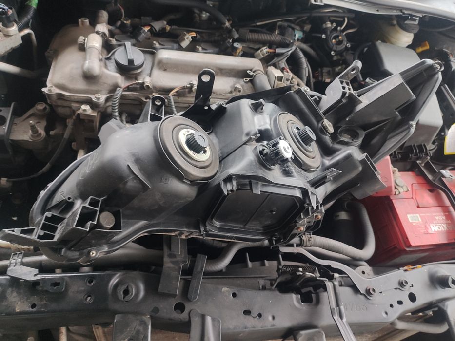 Продам оригинальную фару toyota corolla рестайлинг восьмой год