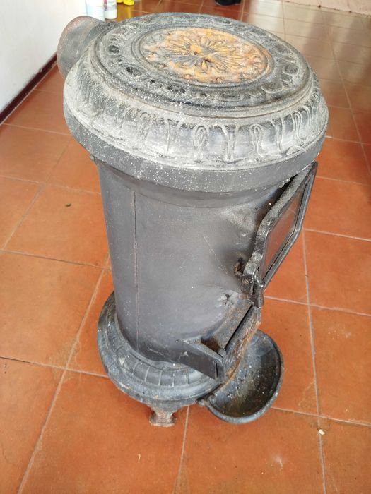 Salamandra antiga redonda a lenha em ferro