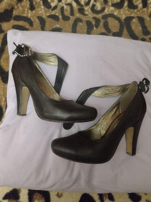 Віддам взуття 37 р