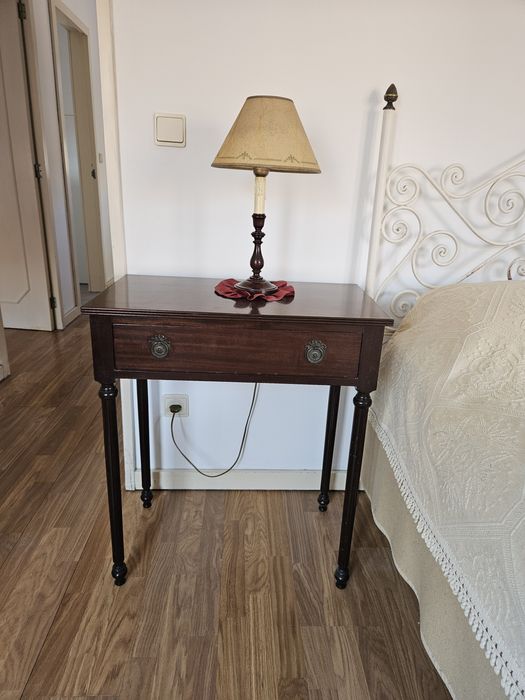 2 mesinhas de cabeceira com 2 candeeiros