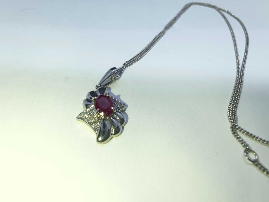 Platynowa zawieszka z rubinem i brylantami na łańcuszku, certyfikat