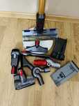 Dyson v12 z stacją ładującą i 11 końcówkami