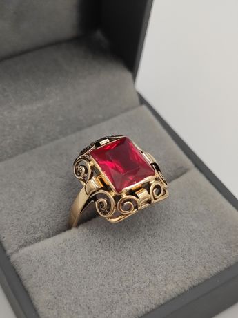 Piękny, przedwojenny, złoty pierścionek z rubinem syntetycznym