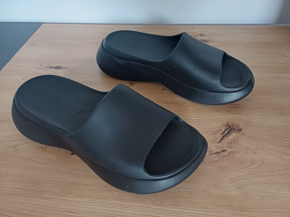 Klapki  czarne Zara rozmiar 40 na grubej podeszwie jak yezzy