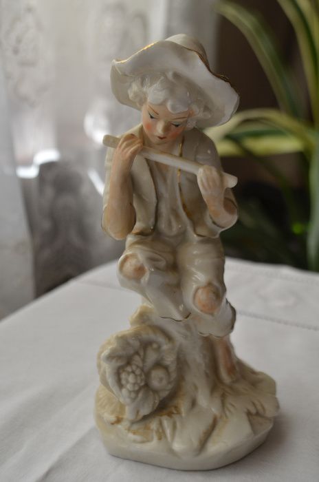 figurka porcelana chłopiec