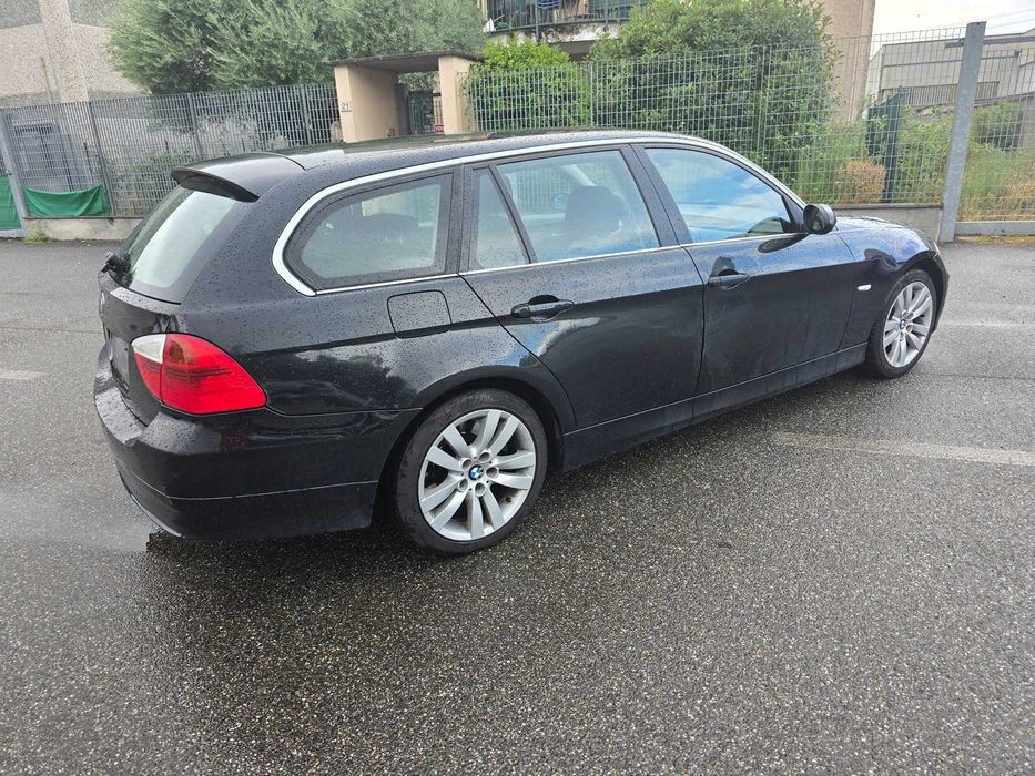 Bmw 330d 4x4  Posiadam inne  auta  z  włoch  całe  i uszkodzone
