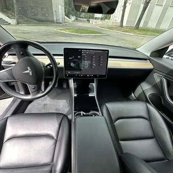 Оренда Tesla Model 3 2019 60kWt