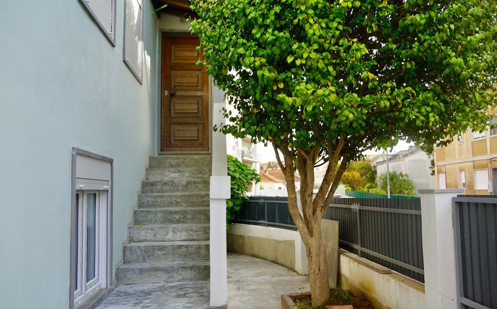 Moradia Renovada com 2 Estúdios Independentes