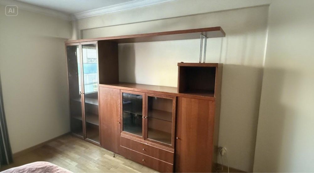 Movel de sala, cristaleira e duas gavetas, madeira maciça.como novo
