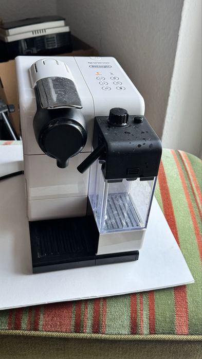 Продаю кавоварку DeLonghi Nespresso Lattissima