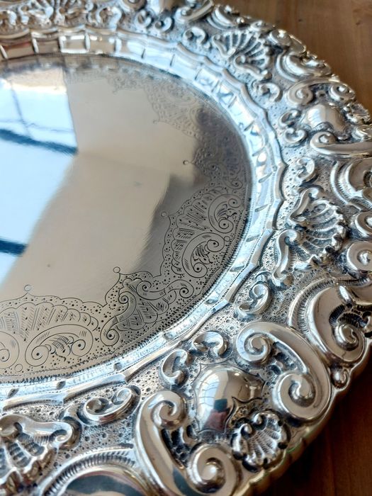 Trabalho magnífico em prata portuguesa. Salva grande.