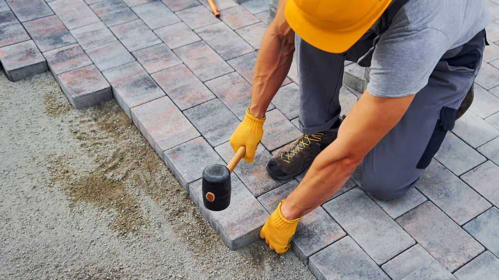 Układanie kostki brukowej obrzeży krawężnika