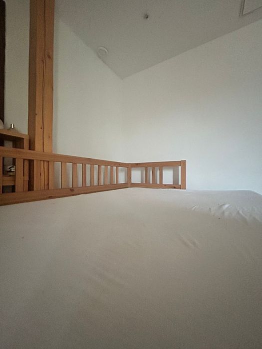 Drewniane łóżko z dwoma szufladami Ikea