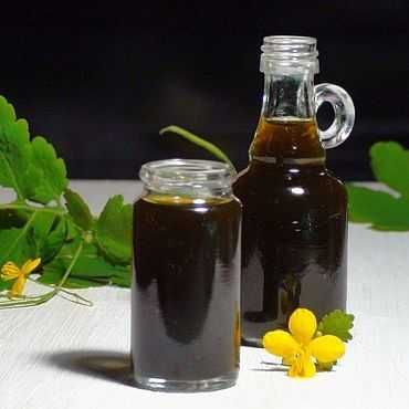 Сок чистотела. Очень полезный. Есть в большом количестве.