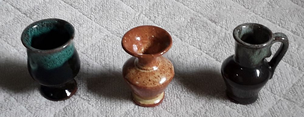 Peças de loiça miniatura em barro vidrado