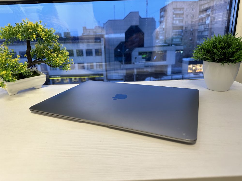 MacBook Air  2018 13" / 8 Gb RAM  128 SSD Core i5