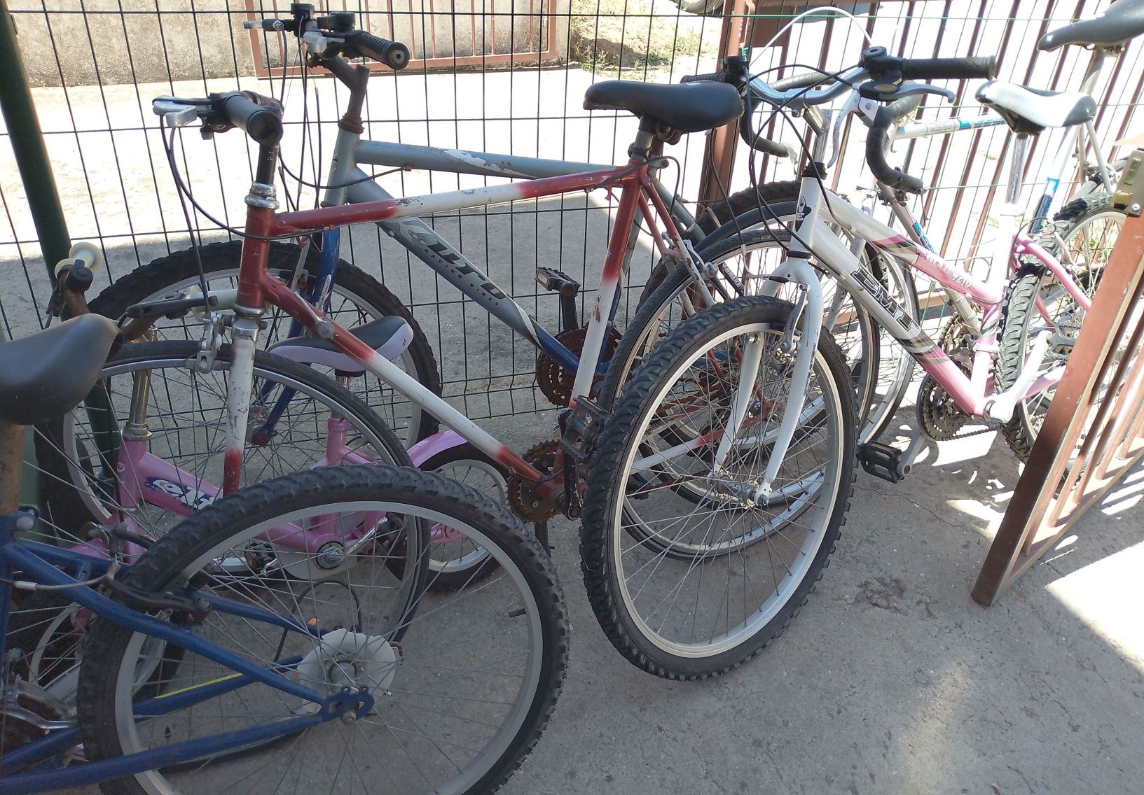 Bicicletas de adulto e criança