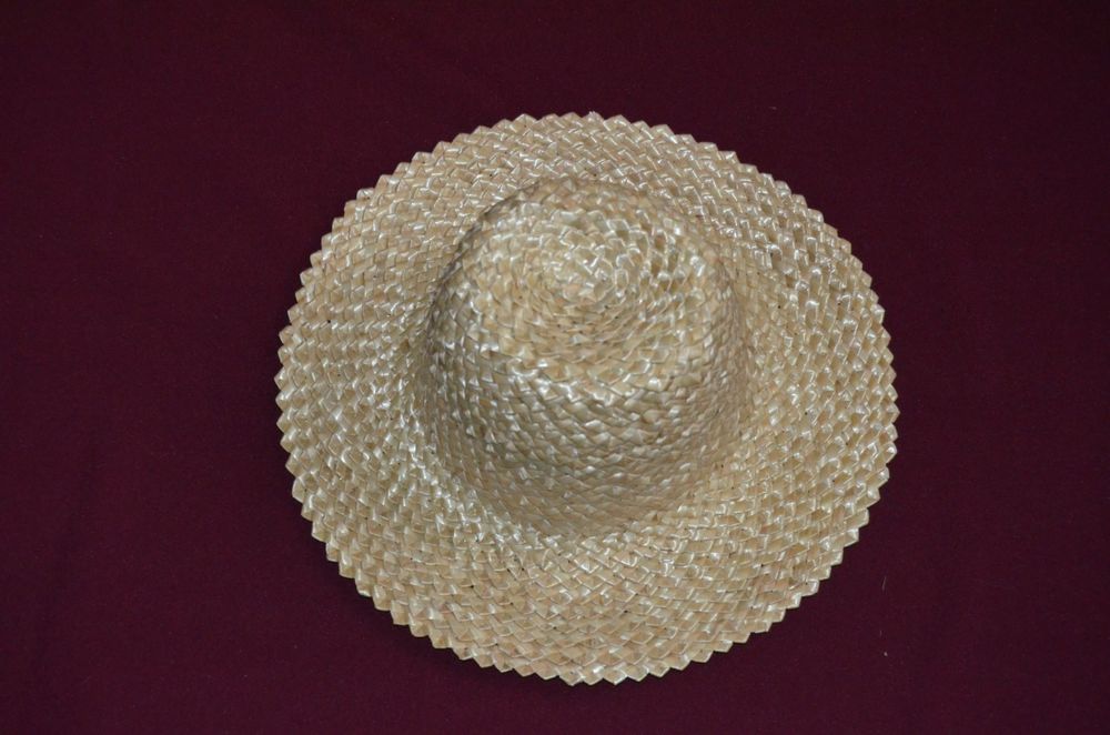 Капелюхи з житньої соломи, віночки, гілочки