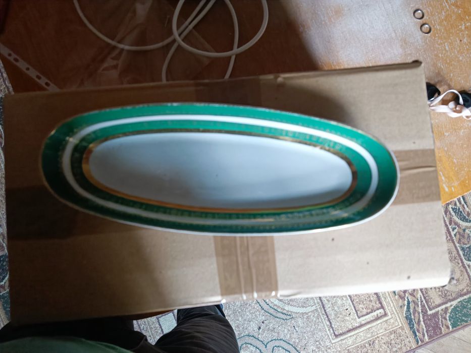 Продам комплект тарілок