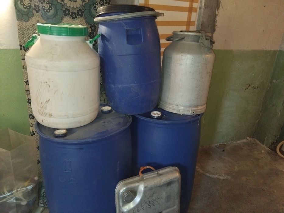 Кувалды,ломы,канистры,бочки,окно пластик,станина станка