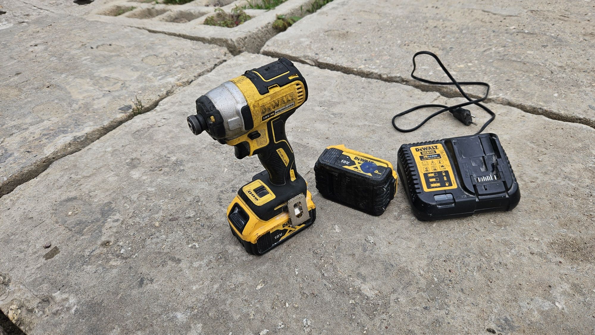 DEWALT DCF887 zakrętarka udarowa 18V 205NM 2X5Ah