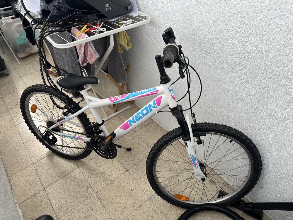Bibicleta com poucas marcas de uso