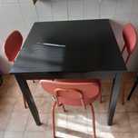 Mesa preta para 4 cadeiras